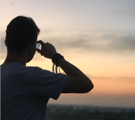 Imagem do desenvolvedor Felipe Holanda, na foto ele está olhando para o horizonte em cima de um monte assistindo o alvorecer!